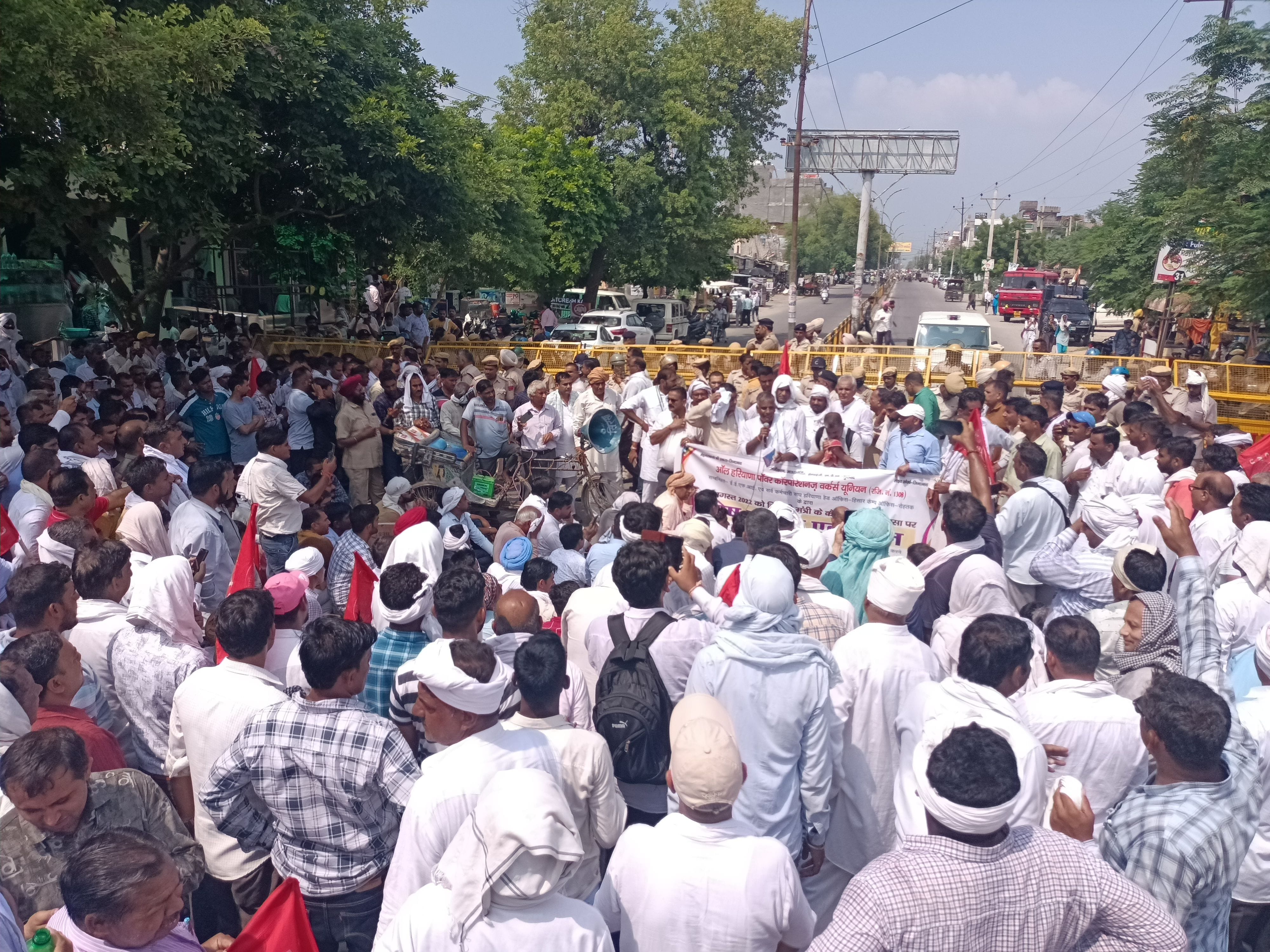 बालभवन के समीप लगाए गए बेरिकेटस पर एकत्रित प्रदर्शनकारी। संवाद