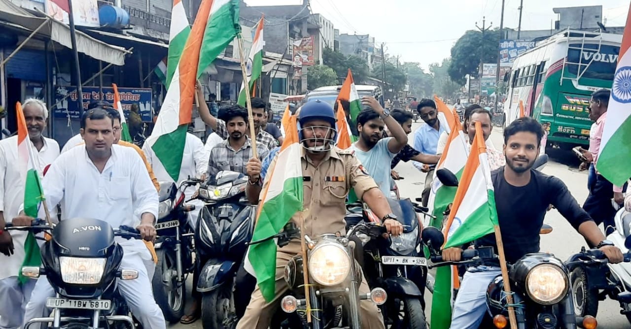 चिलकाना में तिरंगा बाइक रैली में शामिल व्यापारी तथा थाना प्रभारी