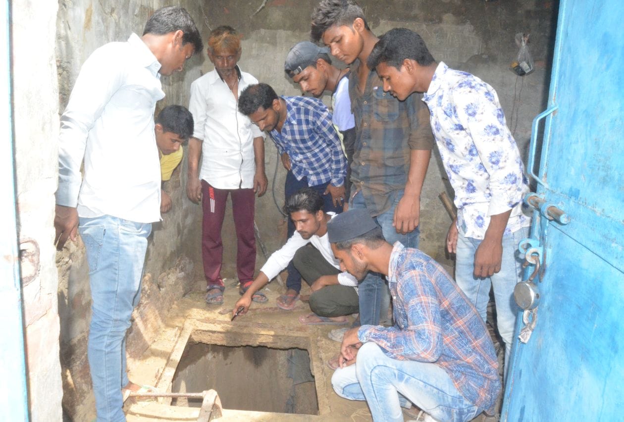 गांव बड़ौदा सिहानी के जंगल में ट्यूवेल के अंदर कुएं को देखते ग्रामीण । संवाद गांव बड़ौदा सिहानी के जंगल में ट्यूवेल के अंदर कुएं को देखते ग्रामीण । संवाद