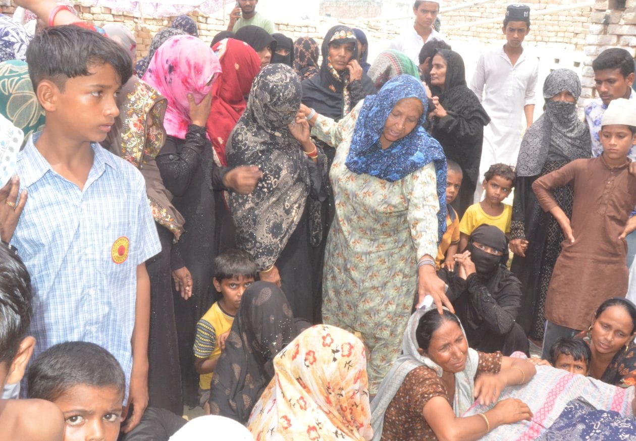 गांव बड़ौदा सिहानी में घर पर विलाप करते मृतक इरफ़ान के परिजन । संवाद गांव बड़ौदा सिहानी में घर पर विलाप करते मृतक इरफ़ान के परिजन । संवाद