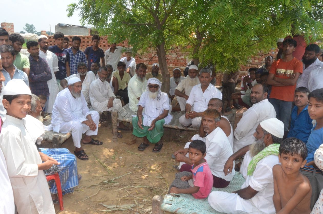 गांव बड़ौदा सिहानी में मृतक इरफ़ान के घर के बाहर बैठे ग्रामीण । संवाद गांव बड़ौदा सिहानी में मृतक इरफ़ान के घर के बाहर बैठे ग्रामीण । संवाद
