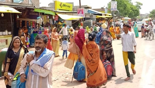 कानपुर मार्ग पर वाहन के इंतजार में खड़ीं महिलाएं। संवाद