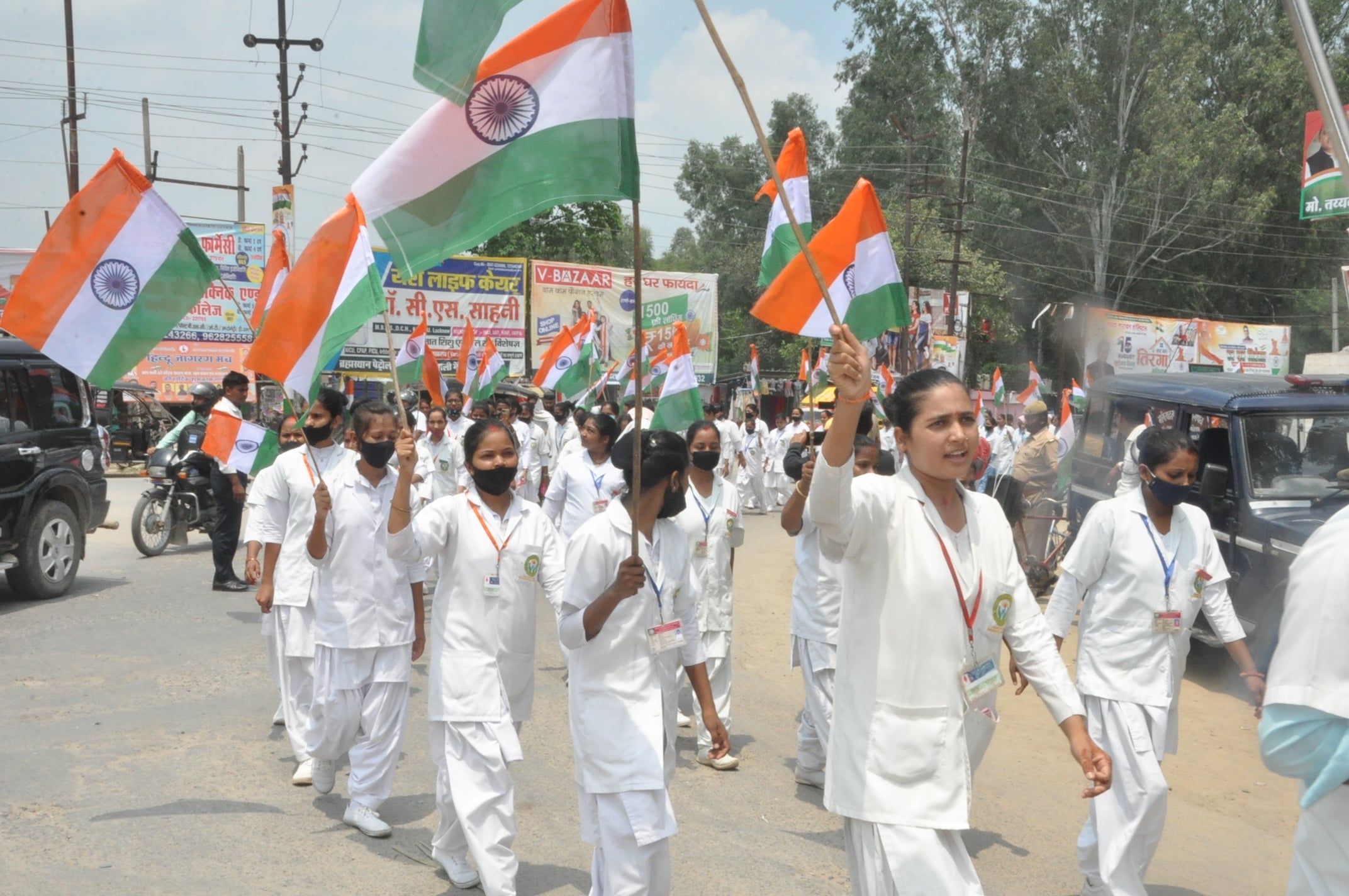 नगर में गाजीपुर तिराहा पर तिरंगा रैली निकालते प्रकाश नर्सिंग स्कूल की छात्र-छात्रांए।संवाद