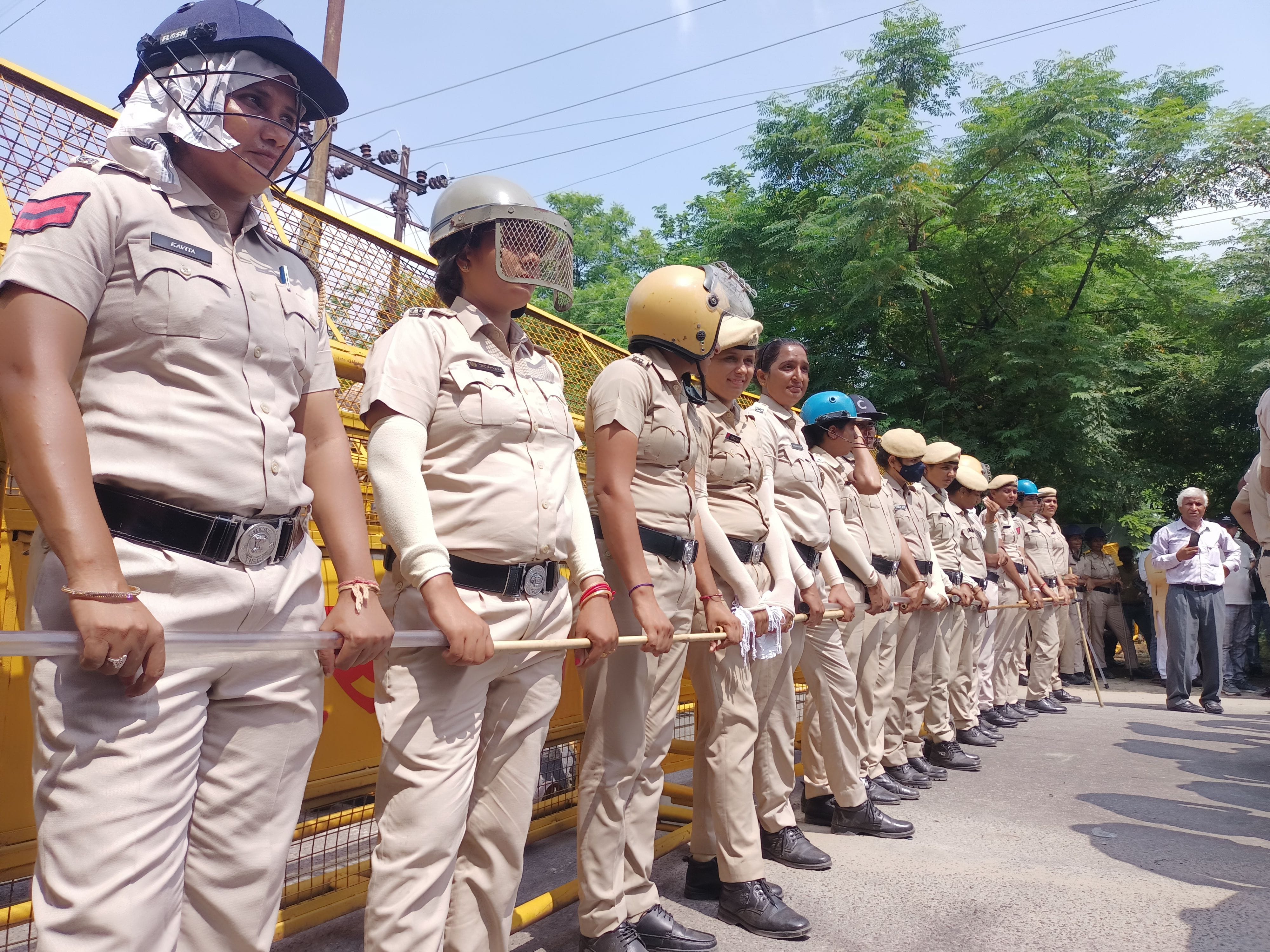 प्रदर्शनकारियों को रोकने के लिए तैनात महिला पुलिस कर्मचारी। संवाद