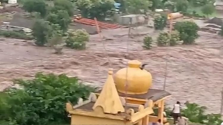 Dhar Dam News: बांध का कई फीट हिस्सा ढहा, पानी का बहाव तेजी से बढ़ा, दो गांवों में पानी घुसा