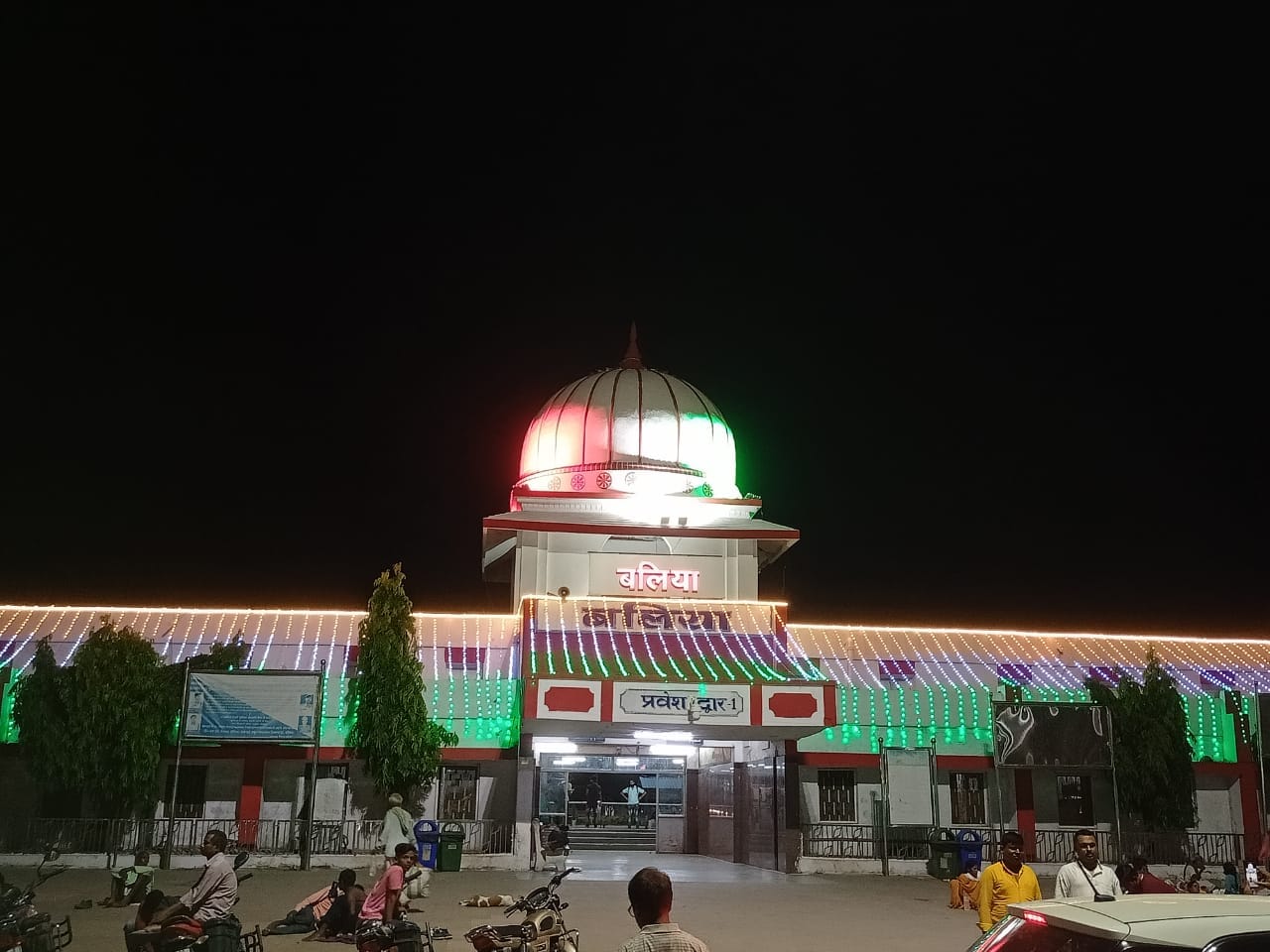 आजादी के अमृत महोत्सव के तहत सजाया गया रेलवे स्टेशन परिसर।