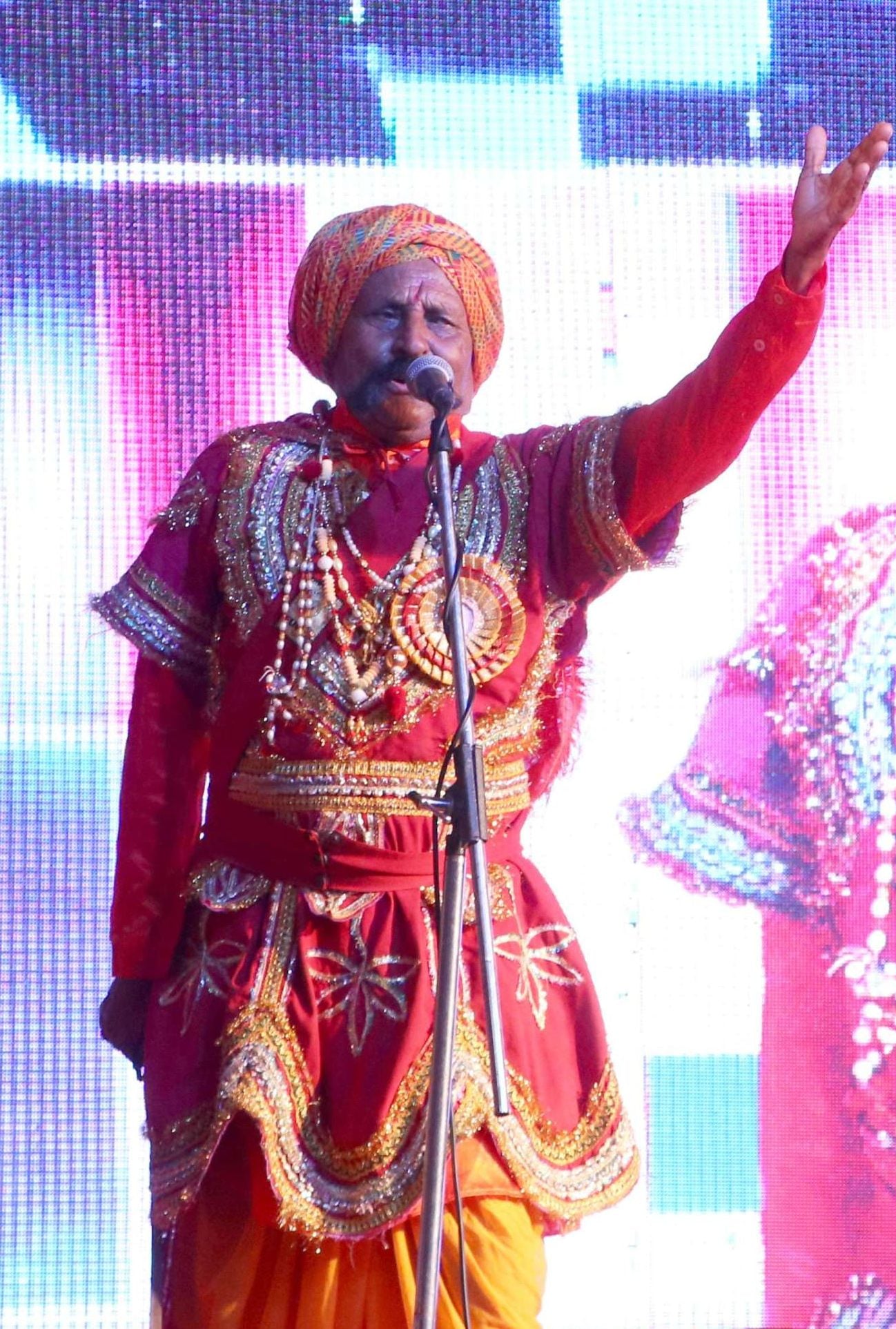 आल्हा गायन पेश करते आल्हा सम्राट वंशगोपाल यादव। आल्हा गायन पेश करते आल्हा सम्राट वंशगोपाल यादव।