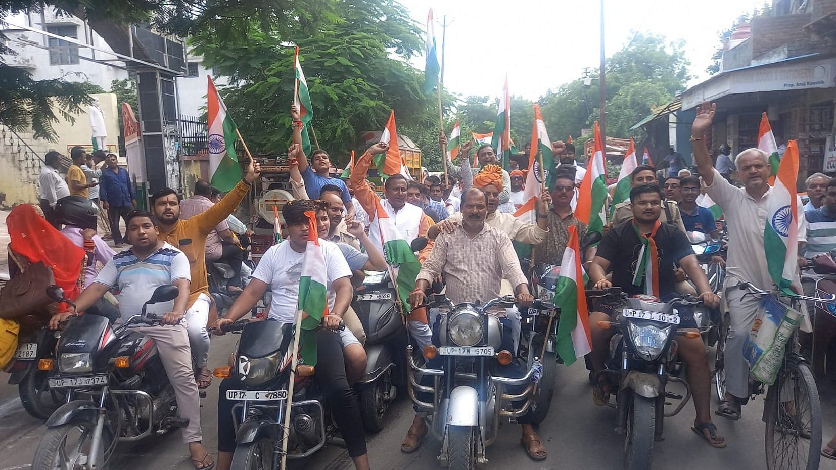 Officials of the Joint Business Welfare Association participating in the tricolor yatra at Baghpat Court Road