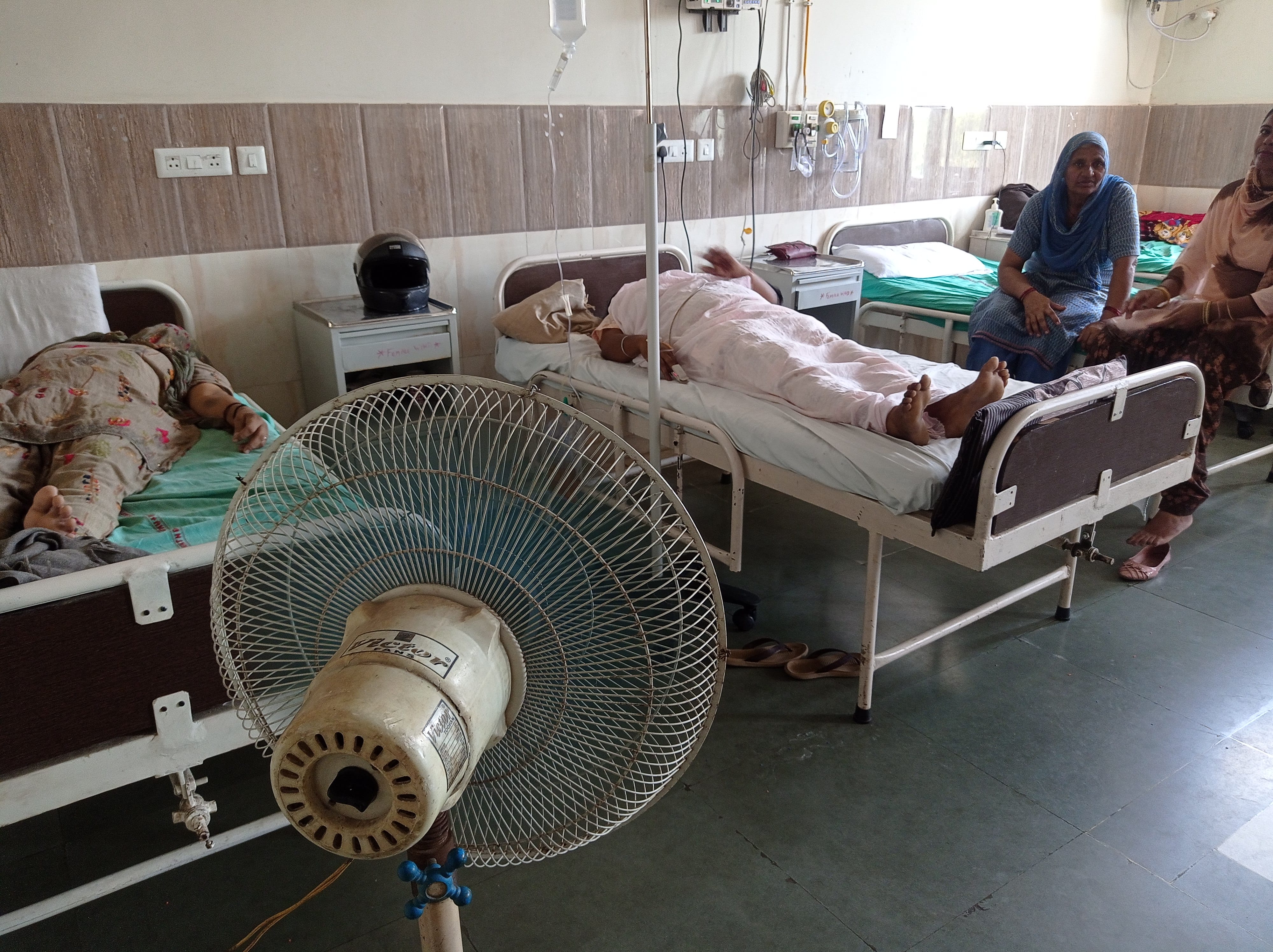 एलएनजेपी अस्पताल में एसी खराब होने के चलते लगया गया पंखा। संवाद एलएनजेपी अस्पताल में एसी खराब होने के चलते लगया गया पंखा। संवाद