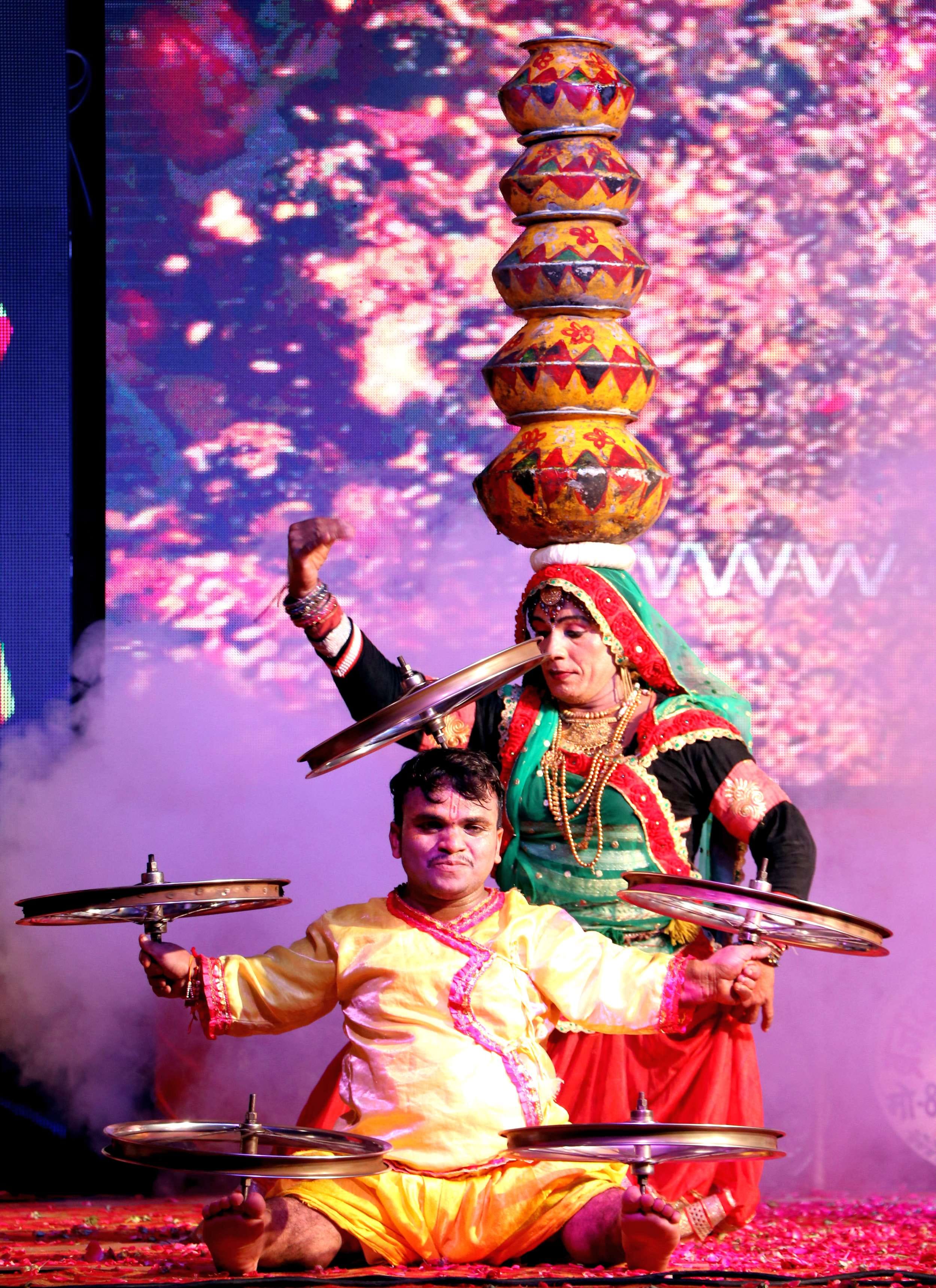 घट नृत्य की प्रस्तुति देते कलाकार। घट नृत्य की प्रस्तुति देते कलाकार।