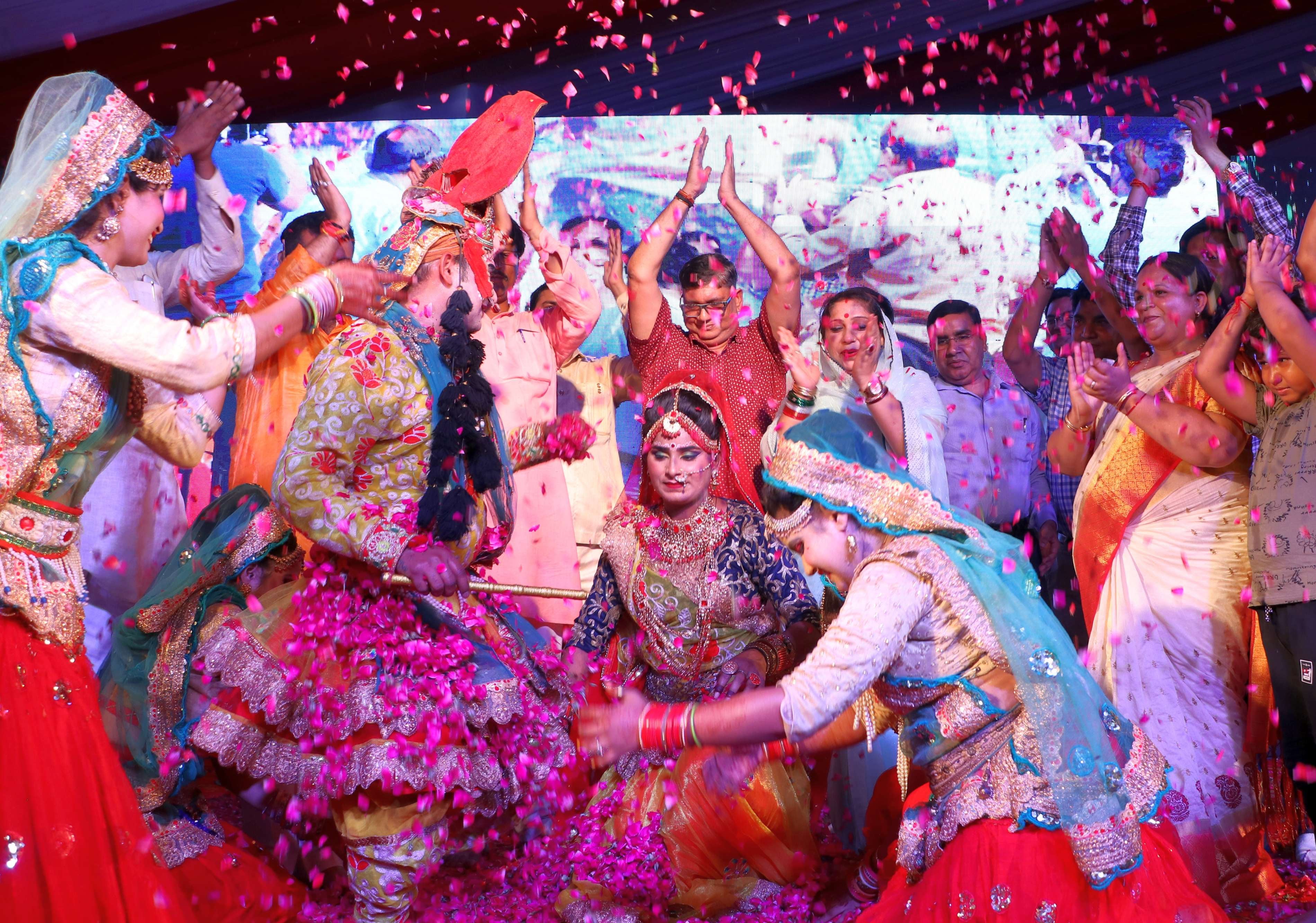 कलाकारों पर फूलों की बारिश करते डीएम, चेयरमैन व एडीएम। कलाकारों पर फूलों की बारिश करते डीएम, चेयरमैन व एडीएम।