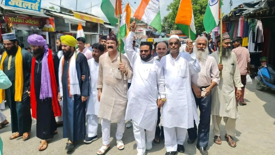 काशीपुर में तिरंगा रैली निकालते मुस्लिम धर्मगुरु और अन्य लोग। संवाद काशीपुर में तिरंगा रैली निकालते मुस्लिम धर्मगुरु और अन्य लोग। संवाद