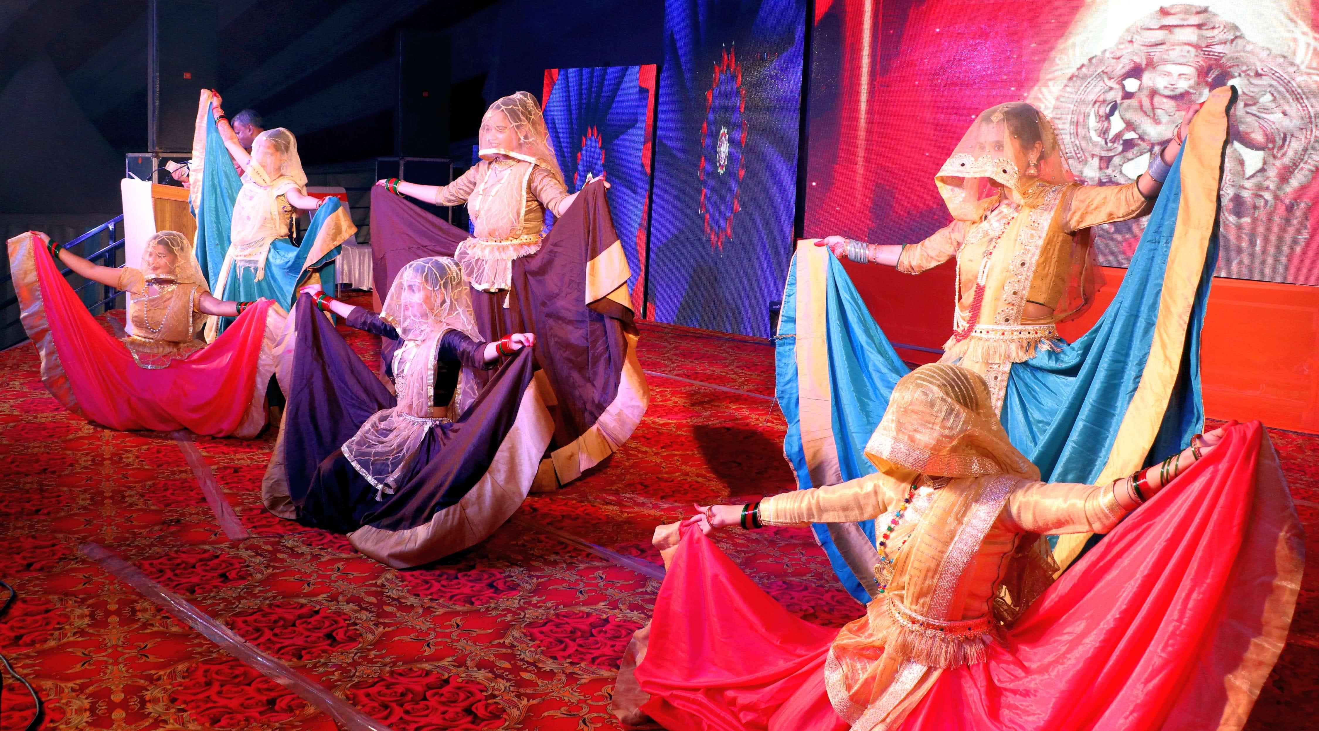 राईनृत्य की प्रस्तुति देतीं कलाकार। राईनृत्य की प्रस्तुति देतीं कलाकार।