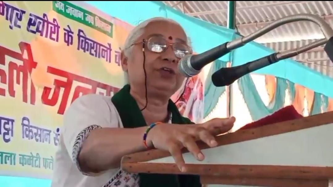 रतिया में सम्मेलन को संबोधित करते हुए मेघा पाटेकर