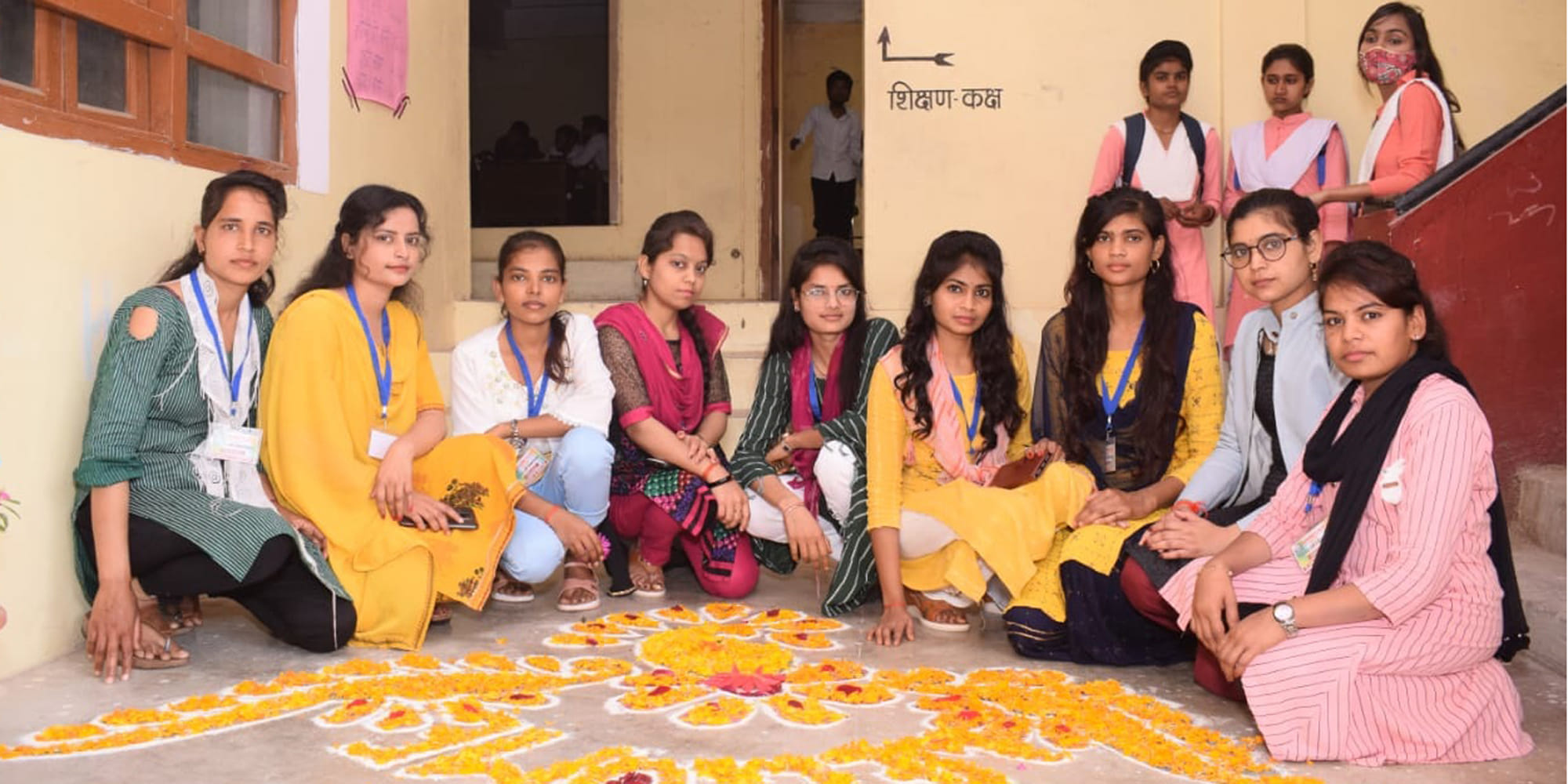 राठ के ब्रह्मानंद महाविद्यालय में रंगोली का प्रदर्शन करतीं छात्राएं