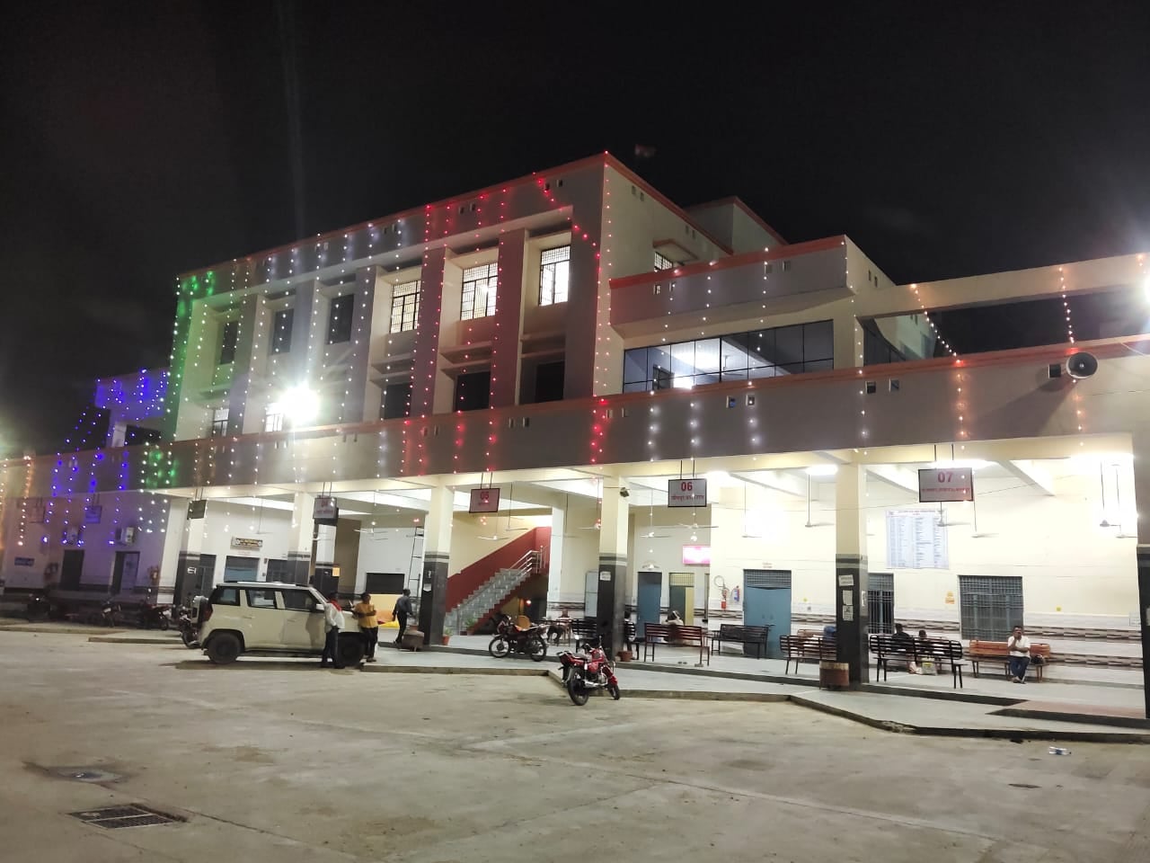 स्वतंत्रता दिवस की पूर्व संध्या पर नगर के रोडवेज को आकर्षक झालरों से सजाया गया। स्वतंत्रता दिवस की पूर्व संध्या पर नगर के रोडवेज को आकर्षक झालरों से सजाया गया।