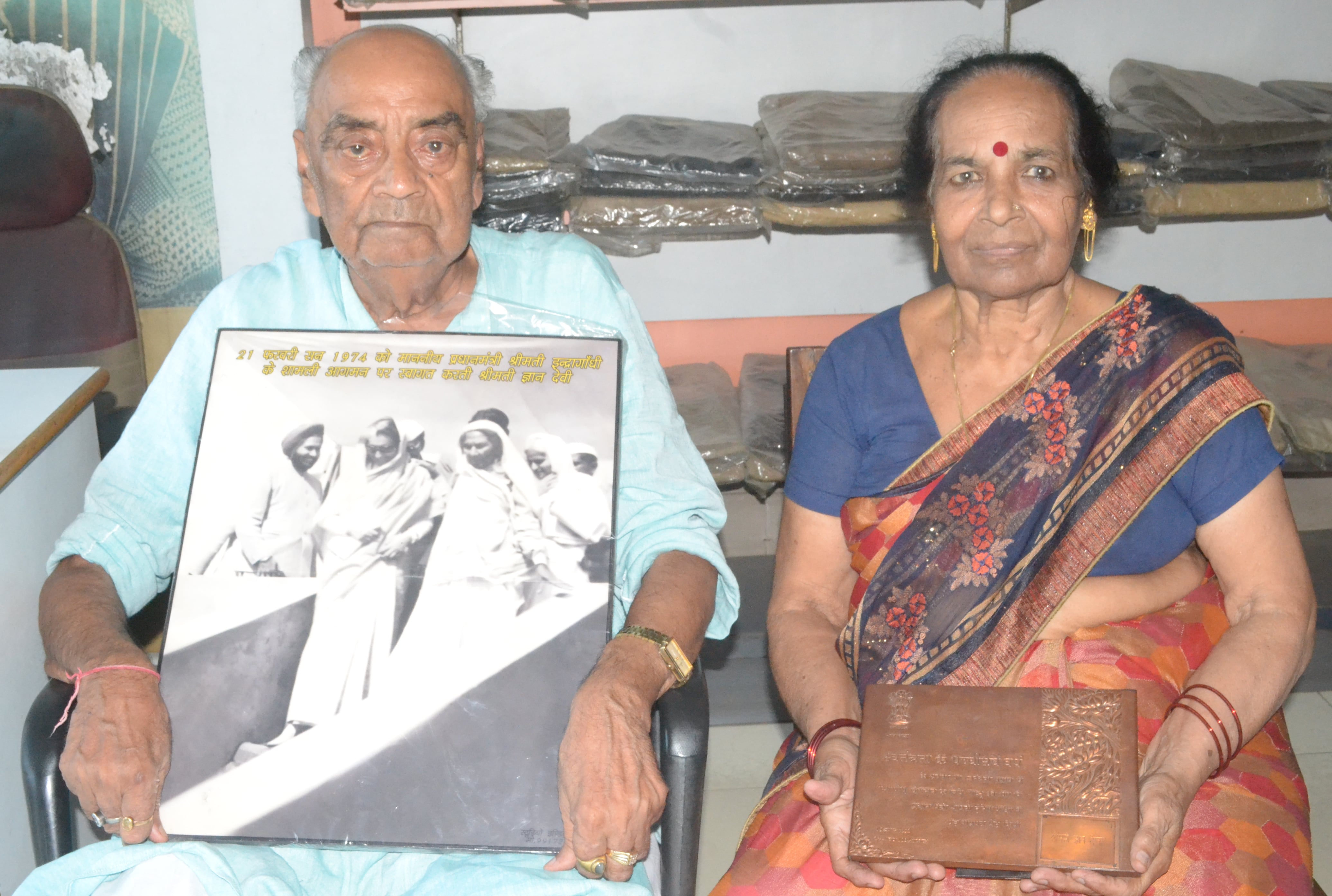 शामली में स्वतंत्रता सेनानी ज्ञानदेवी के परिजन। शामली में स्वतंत्रता सेनानी ज्ञानदेवी के परिजन।