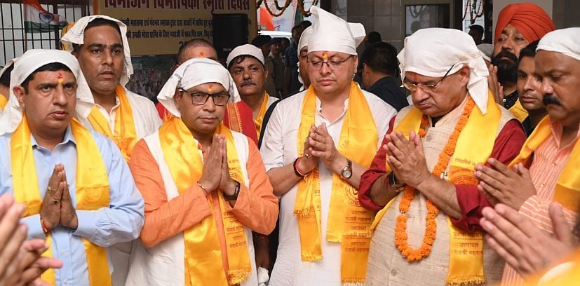 विभीषिका में मारे गए लोगों के लिए अरदास करते सीएम पुष्कर सिंह धामी, कृषि मंत्री गणेश जोशी, विधायक ? विभीषिका में मारे गए लोगों के लिए अरदास करते सीएम पुष्कर सिंह धामी, कृषि मंत्री गणेश जोशी, विधायक ?