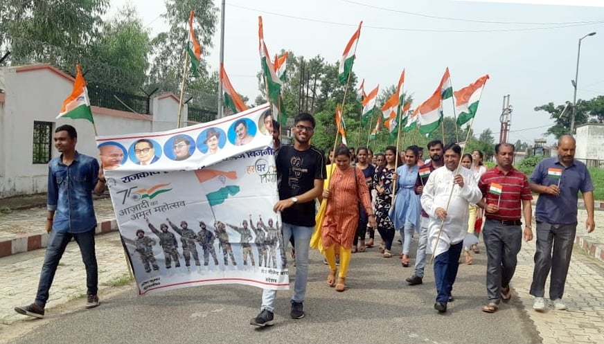 चांदपुर में तिरंगा यात्रा निकालते राजकीय इंजीनियरिंग कॉलेज के छात्र छात्राएं व शिक्षक। चांदपुर में तिरंगा यात्रा निकालते राजकीय इंजीनियरिंग कॉलेज के छात्र छात्राएं व शिक्षक।