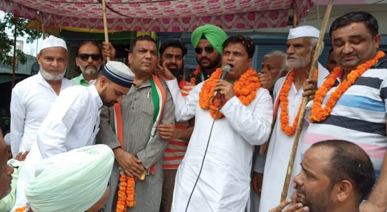 छुटमलपुर में कांग्रेस की भारत जोडों यात्रा को संबोधित करते जिलाध्यक्ष मुजफ्फर अली छुटमलपुर में कांग्रेस की भारत जोडों यात्रा को संबोधित करते जिलाध्यक्ष मुजफ्फर अली