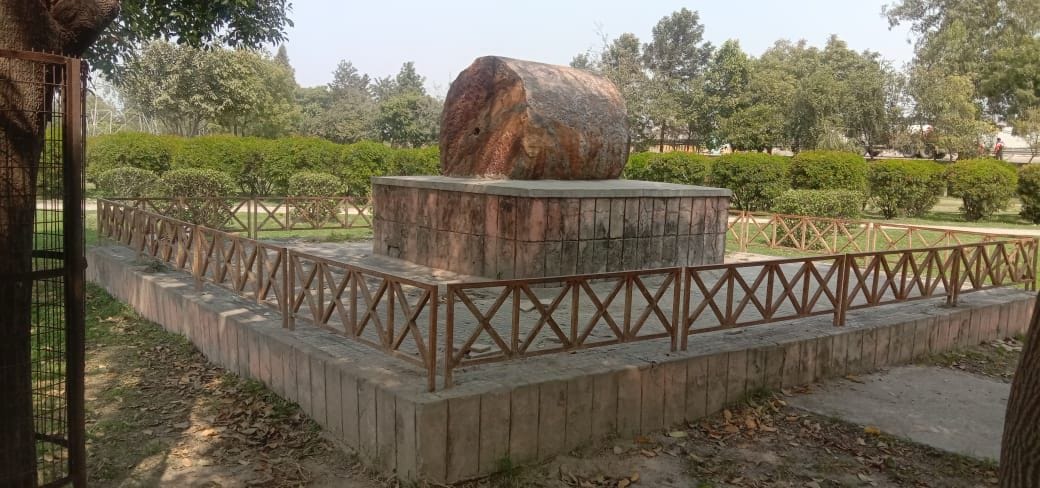 गांव कुमासपुर के पास ताऊ देवीलाल पार्क में रखा पत्थर का कोल्हू, जिससे अंग्रेजों ने गांव लिवासपुर 