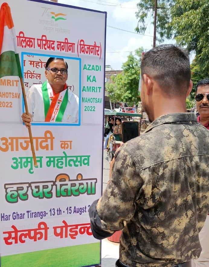 नगीना में गांधी मूर्ति पर बने सेल्फी प्वाइंट पर फोटो खिंचवाते एसडीएम शैलेंद्र कुमार सिंह। नगीना में गांधी मूर्ति पर बने सेल्फी प्वाइंट पर फोटो खिंचवाते एसडीएम शैलेंद्र कुमार सिंह।