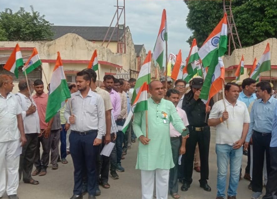 नजीबाबाद चीनी मिल में तिरंगा रैली निकालते कर्मचारी। नजीबाबाद चीनी मिल में तिरंगा रैली निकालते कर्मचारी।