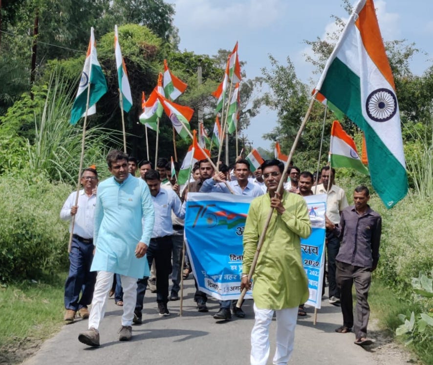 नजीबाबाद में तिरंगा रैली निकालते सिंचाई विभाग के अधिकारी व कर्मचारी। नजीबाबाद में तिरंगा रैली निकालते सिंचाई विभाग के अधिकारी व कर्मचारी।