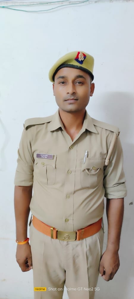 शौर्य सम्मान के लिए चुने गए आरक्षी संजय सिंह की फोटो शौर्य सम्मान के लिए चुने गए आरक्षी संजय सिंह की फोटो