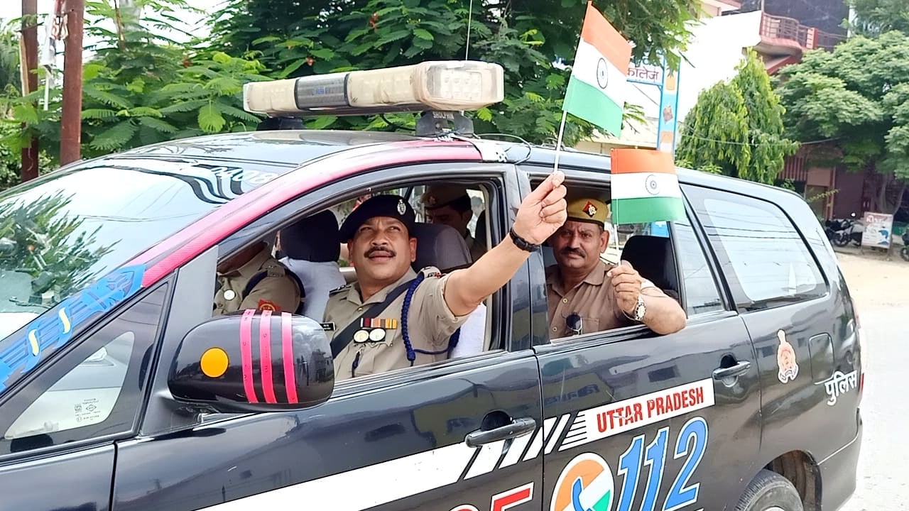 धामपुर में तिरंगा यात्रा में गाड़ी में तिरंगे के साथ एसपी दिनेश सिंह। धामपुर में तिरंगा यात्रा में गाड़ी में तिरंगे के साथ एसपी दिनेश सिंह।