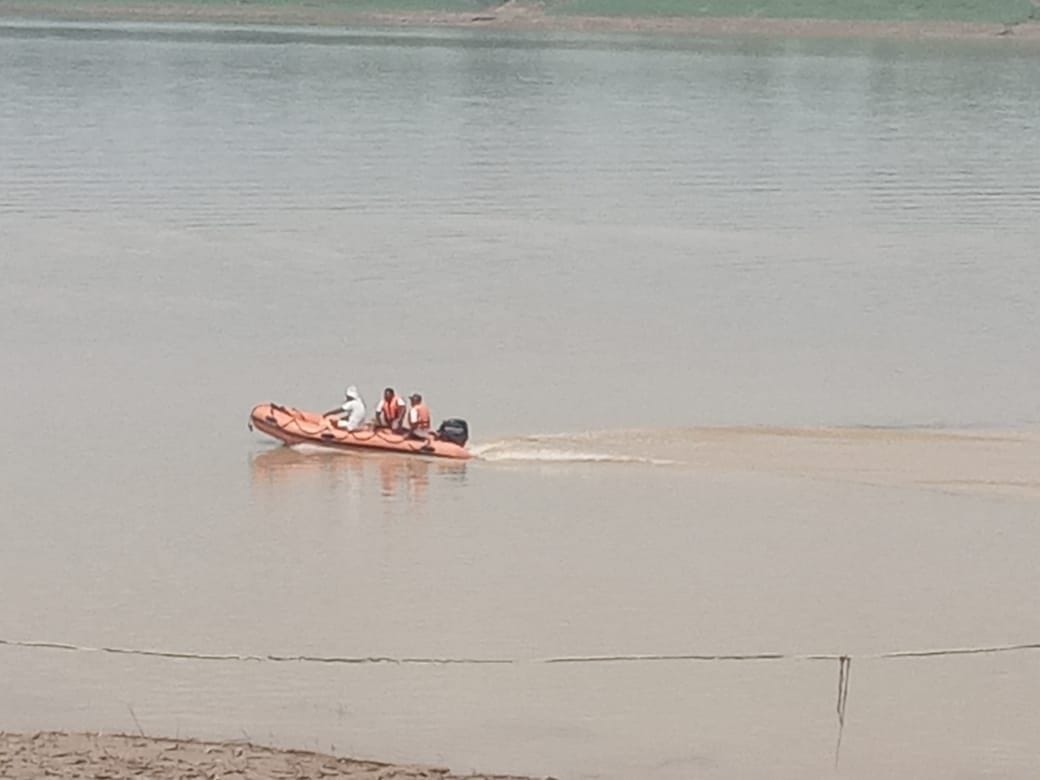 यमुना नदी में लापता लोगों की खोज करती एनडीआरएफ टीम। यमुना नदी में लापता लोगों की खोज करती एनडीआरएफ टीम।