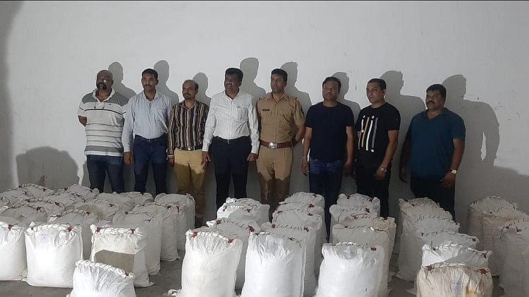 Anti Narcotics Cell: गुजरात में ड्रग फैक्ट्री पर छापेमारी, 1000 करोड़ से ज्यादा की ड्रग्स बरामद, सात गिरफ्तार