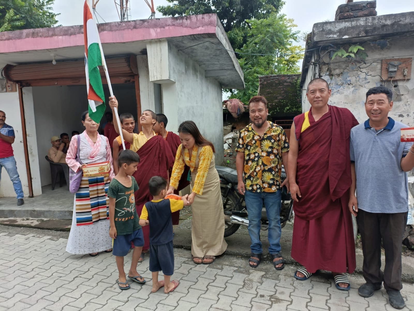 आजादी के अमृत महोत्सव पर सतौन में झंडा फहराते और मिठाई बांटते तिब्बती समुदाय के लोग। संवाद आजादी के अमृत महोत्सव पर सतौन में झंडा फहराते और मिठाई बांटते तिब्बती समुदाय के लोग। संवाद