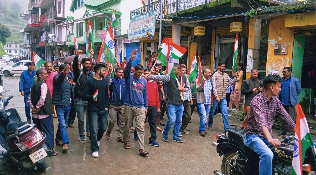 ौहराधार में स्वतंत्रता दिवस के मौके पर तिरंगा यात्रा निकालते स्थानीय लोग। संवाद ौहराधार में स्वतंत्रता दिवस के मौके पर तिरंगा यात्रा निकालते स्थानीय लोग। संवाद