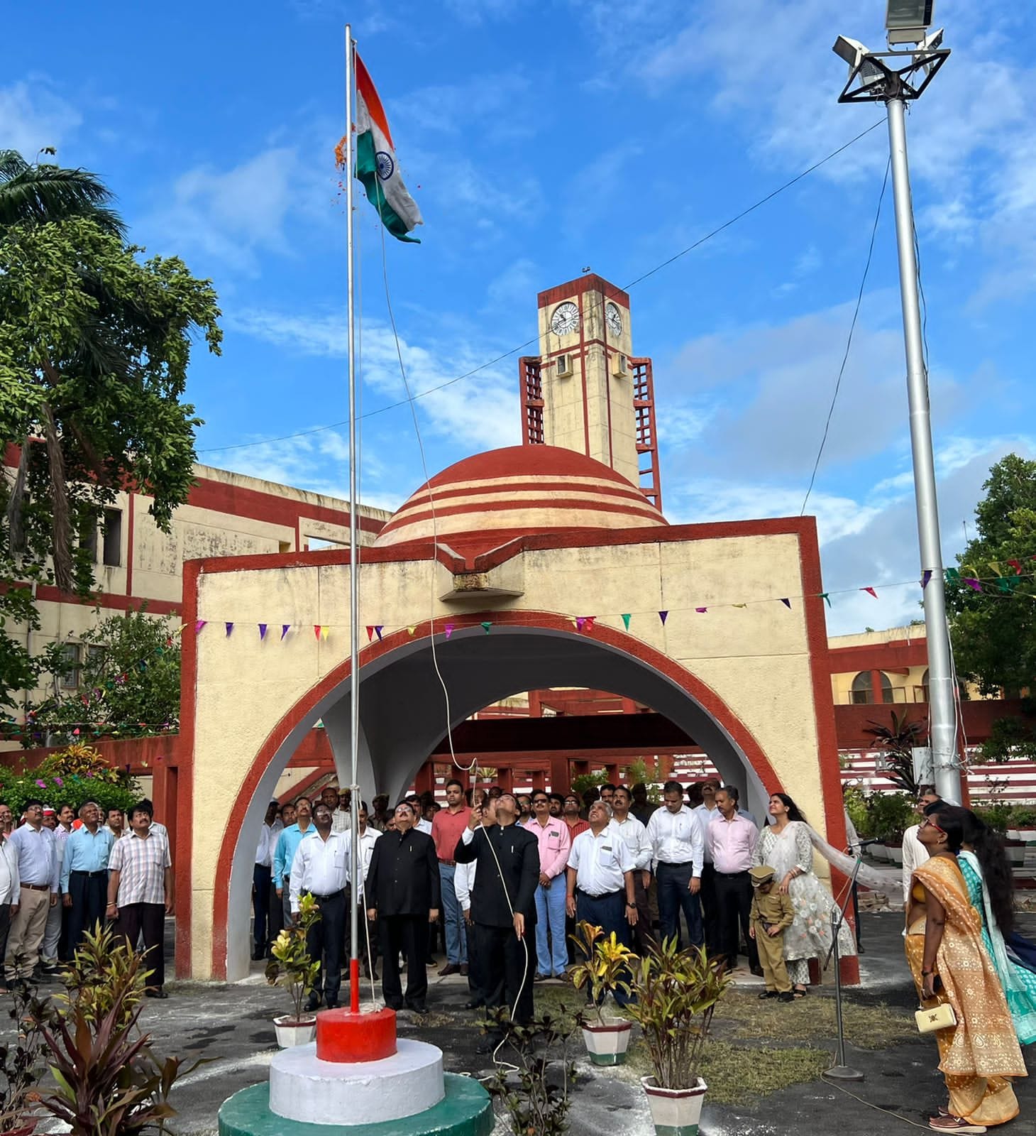 कलेक्ट्रेट पर स्वतंत्रता दिवस पर ध्वजारोहण करते जिलाधिकारी अरूण कुमार।संवाद कलेक्ट्रेट पर स्वतंत्रता दिवस पर ध्वजारोहण करते जिलाधिकारी अरूण कुमार।संवाद