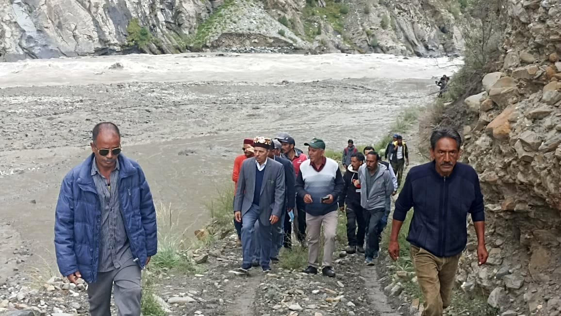 लाहौल में मंत्री डा रामलाल मारकंडा जोवरंग, जसरथ,हालिंग और जाहलमा नाले के बाढ़ से चिनाव की धारा अव? लाहौल में मंत्री डा रामलाल मारकंडा जोवरंग, जसरथ,हालिंग और जाहलमा नाले के बाढ़ से चिनाव की धारा अव?