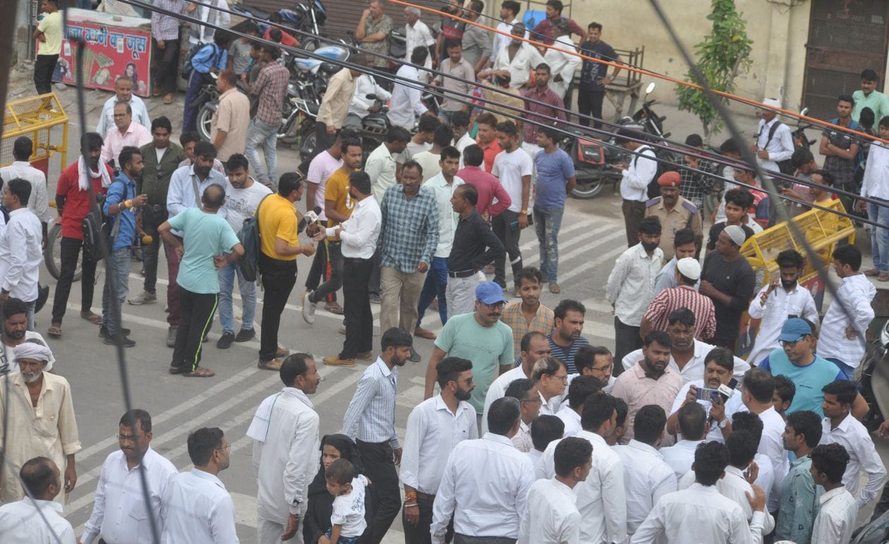 लखन उर्फ यशपाल की हत्या होने के बाद कचहरी के बाहर लगी लोगों की भीड़। संवाद लखन उर्फ यशपाल की हत्या होने के बाद कचहरी के बाहर लगी लोगों की भीड़। संवाद