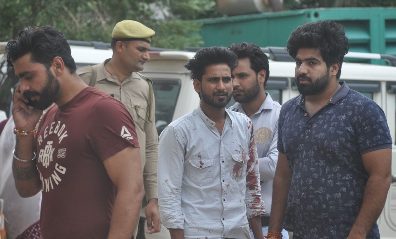 लखन उर्फ यशपाल की हत्या की सूचना पर देवनंदनी अस्पताल में पहुंचे परिजन। संवाद लखन उर्फ यशपाल की हत्या की सूचना पर देवनंदनी अस्पताल में पहुंचे परिजन। संवाद