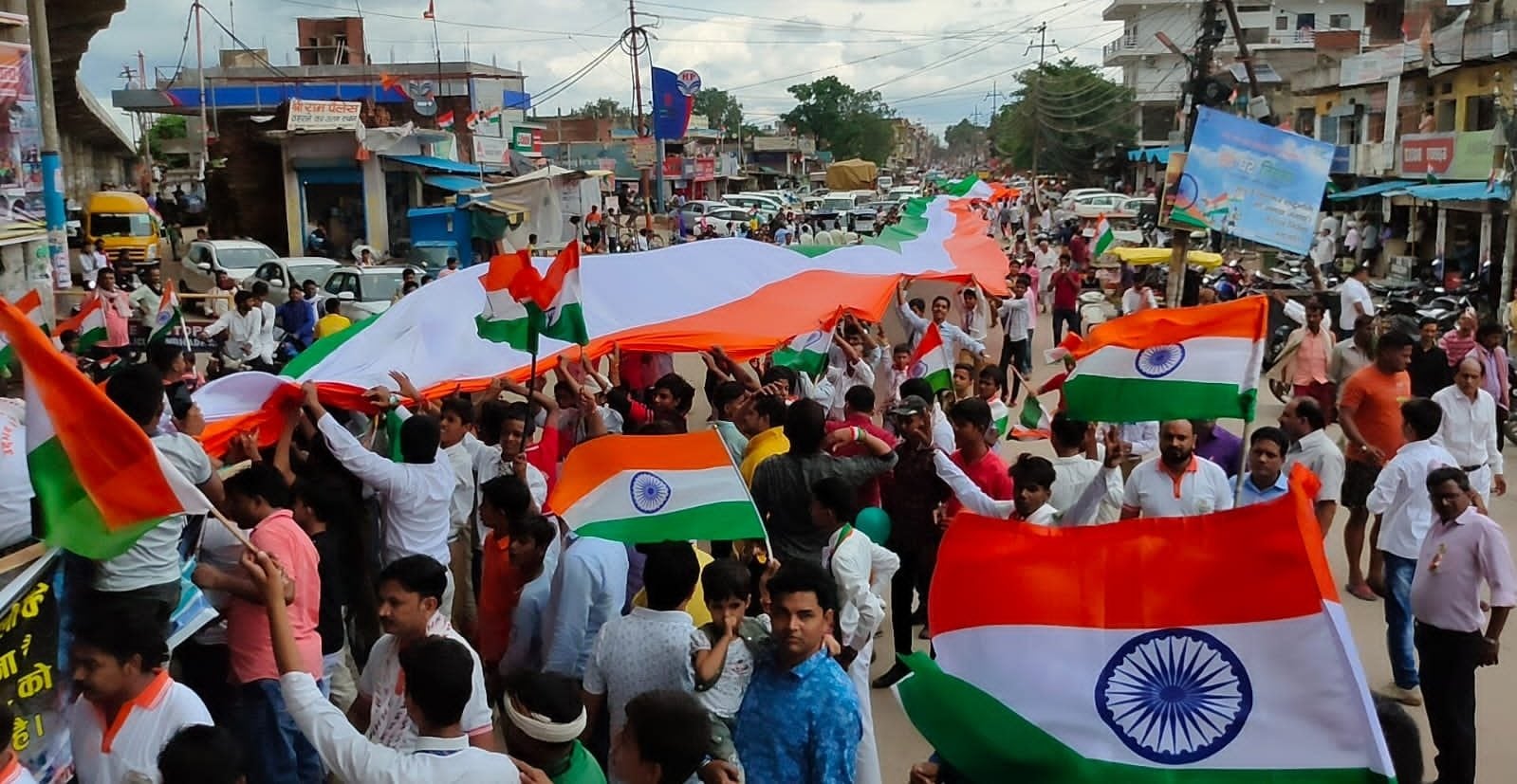 राबर्ट्सगंज में उद्भव सेवा समिति की ओर से स्व्तंत्रता दिवस पर 151मीटर का निकला तिरंगा यात्रा। राबर्ट्सगंज में उद्भव सेवा समिति की ओर से स्व्तंत्रता दिवस पर 151मीटर का निकला तिरंगा यात्रा।