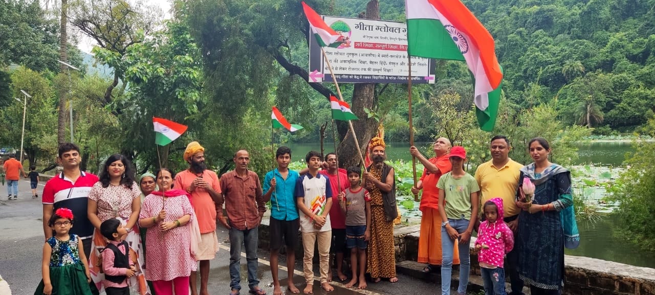 रेणुकाजी तीर्थ में आजादी का जश्न मनाते महामंडलेश्वर स्वामी दयानंद भारती। संवाद रेणुकाजी तीर्थ में आजादी का जश्न मनाते महामंडलेश्वर स्वामी दयानंद भारती। संवाद