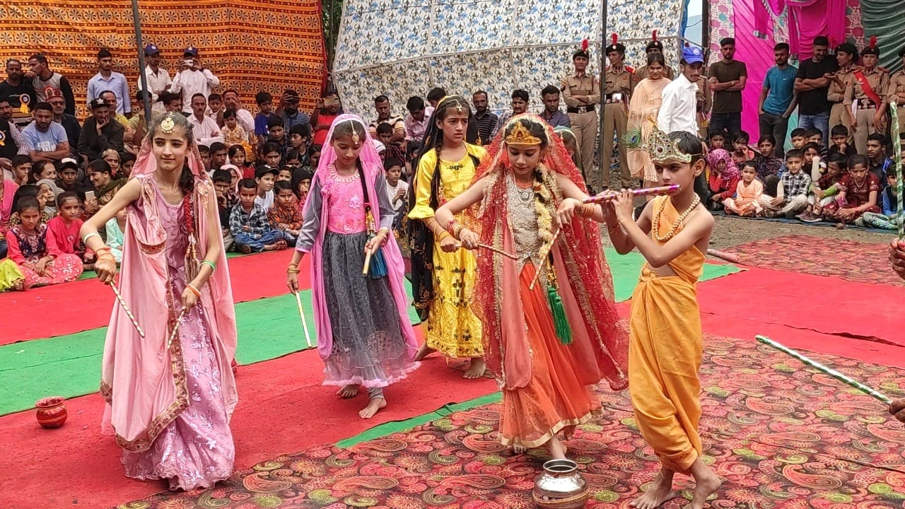 संगड़ाह में आयोजित हरियाली मेले के मौके पर डांडिया प्रस्तुति देते बच्चे। संवाद संगड़ाह में आयोजित हरियाली मेले के मौके पर डांडिया प्रस्तुति देते बच्चे। संवाद