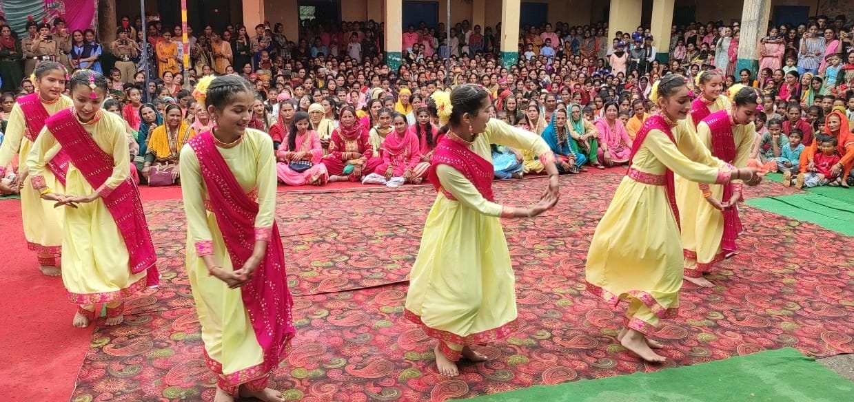 संगड़ाह में हरियाली मेले के दौरान आकर्षक प्रस्तुति देते कलाकार। संवाद संगड़ाह में हरियाली मेले के दौरान आकर्षक प्रस्तुति देते कलाकार। संवाद