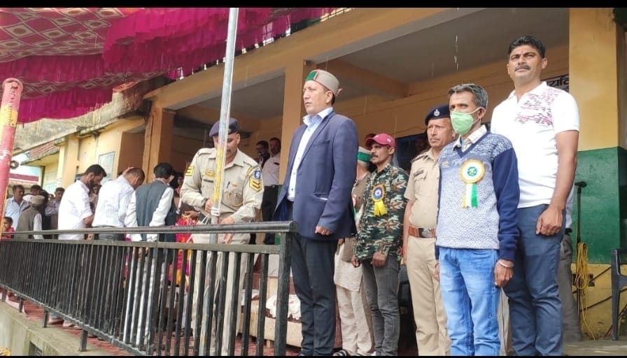 संगड़ाह में स्वतंत्रता दिवस दिवस के पावन मौके पर राष्ट्रीय ध्वज फहराने के दौरान एसडीएम व अन्य। स? संगड़ाह में स्वतंत्रता दिवस दिवस के पावन मौके पर राष्ट्रीय ध्वज फहराने के दौरान एसडीएम व अन्य। स?