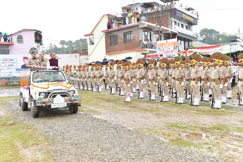 सराहां में आयोजित स्वतंत्रता दिवस समारोह के मौके पर परेड़ का निरीक्षण करते मुख्यमंत्री जयराम ठा सराहां में आयोजित स्वतंत्रता दिवस समारोह के मौके पर परेड़ का निरीक्षण करते मुख्यमंत्री जयराम ठा