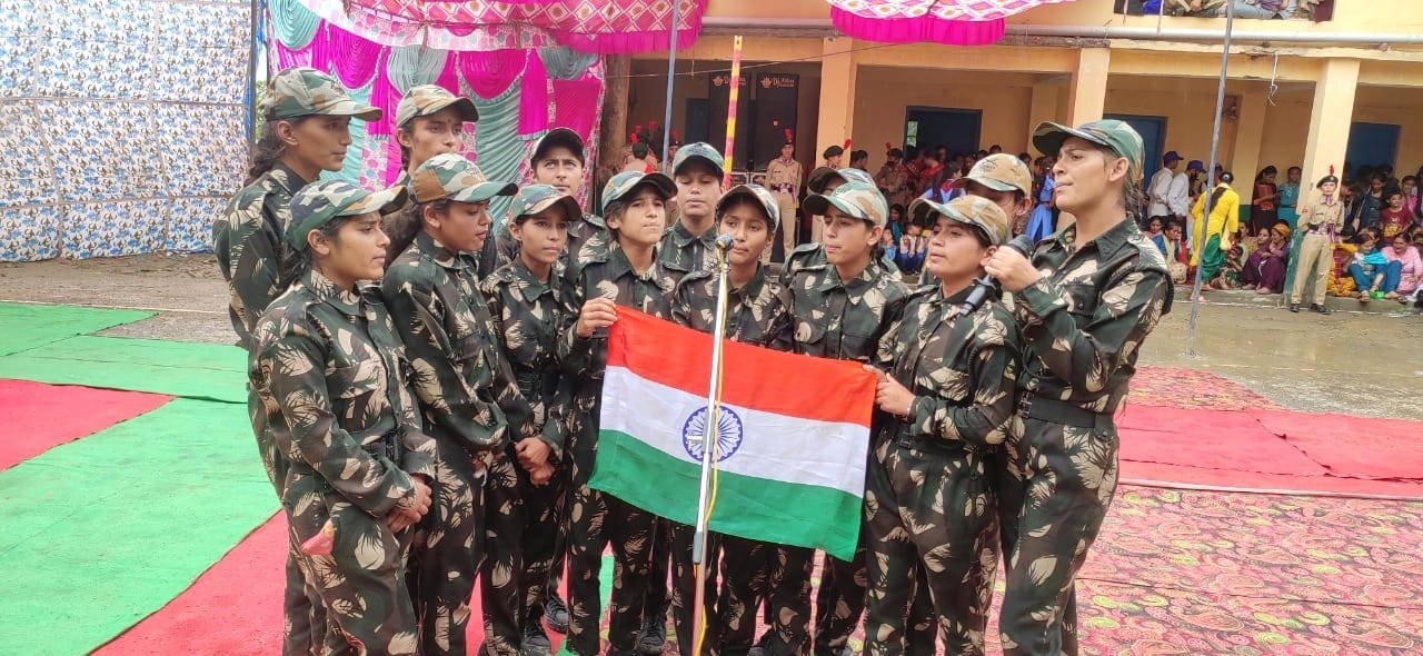स्वतंत्रता दिवस के मौके पर संगड़ाह में देश भक्ति गीत पेश करते बच्चे। संवाद स्वतंत्रता दिवस के मौके पर संगड़ाह में देश भक्ति गीत पेश करते बच्चे। संवाद