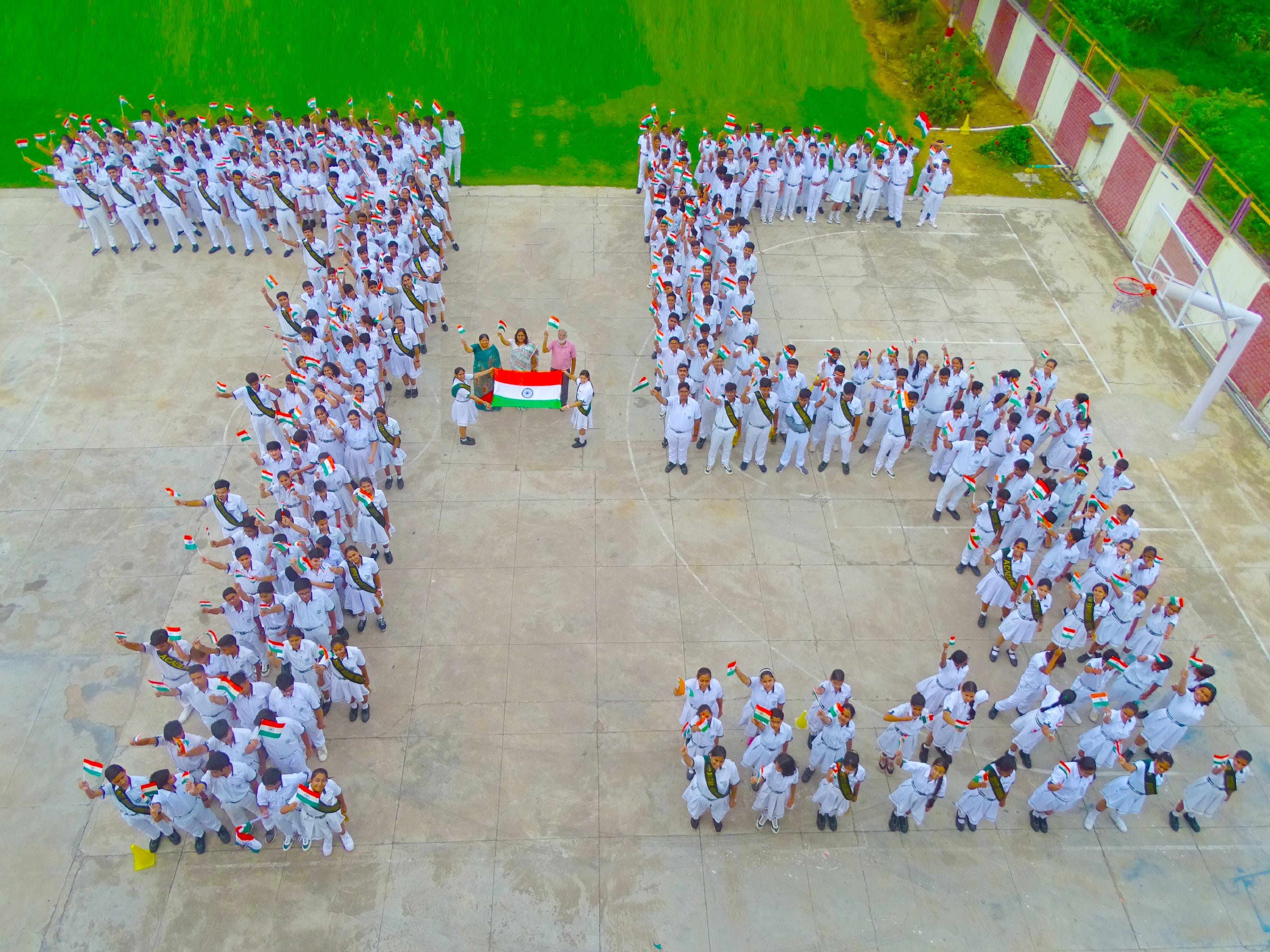 स्वतंत्रता दिवस पर दिल्ली पब्लिक स्कूल में बच्चों ने मानव श्रृंखला बना 75वां आजादी का अमृत महोत्स