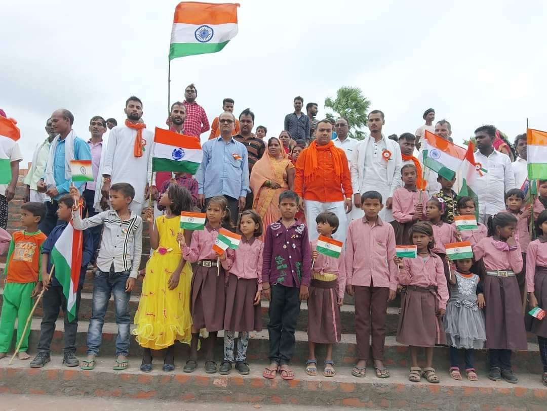 दोहरीघाट में प्रथमिक विद्यालय चकेसर परिखापुर में स्वतंत्रता दिवस पर जश्न मनाते बच्चे और अन्य।स?