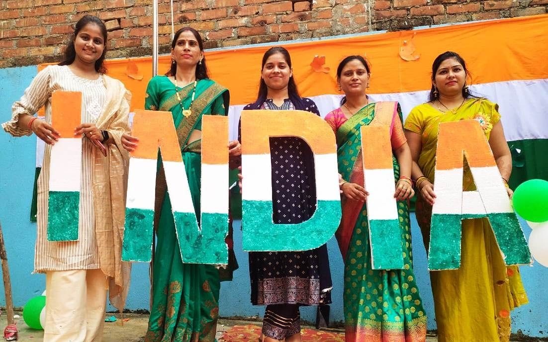 बचपन संस्था की अध्यापिकाएं इंडिया लिखा हुआ प्रदर्शित करती हुईं। संवाद बचपन संस्था की अध्यापिकाएं इंडिया लिखा हुआ प्रदर्शित करती हुईं। संवाद