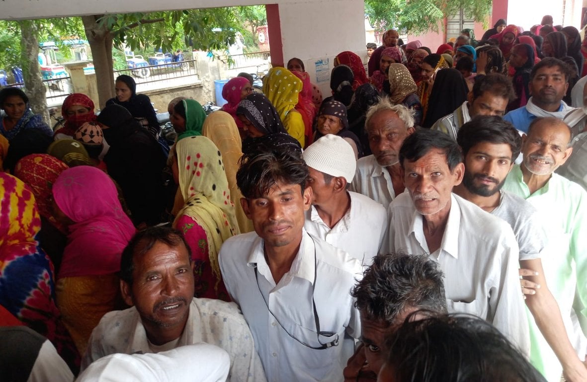 बागपत जिला अस्पताल स्थित पर्ची काउंटर में लगी मरीजों की भीड़ बागपत जिला अस्पताल स्थित पर्ची काउंटर में लगी मरीजों की भीड़