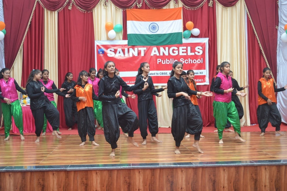 बागपत के सेंट एंजेल्स पब्लिक स्कूल में सांस्कृतिक कार्यक्रम प्रस्तुत करती छात्राएं बागपत के सेंट एंजेल्स पब्लिक स्कूल में सांस्कृतिक कार्यक्रम प्रस्तुत करती छात्राएं